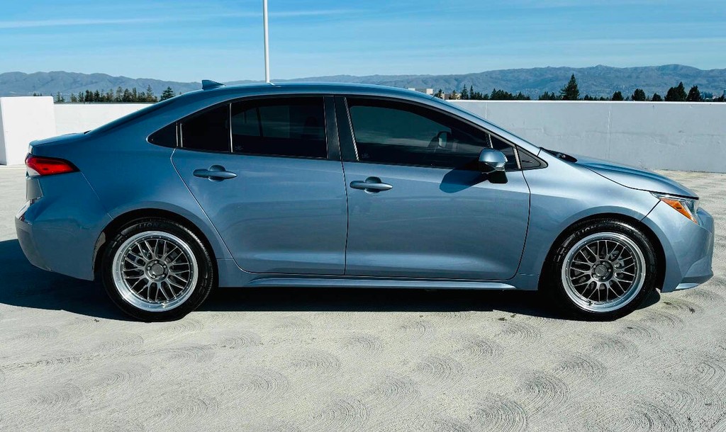 Toyota Corolla Vehicle Full-screen Gallery Image 06