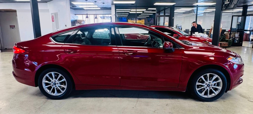 Ford Fusion Vehicle Full-screen Gallery Image 03