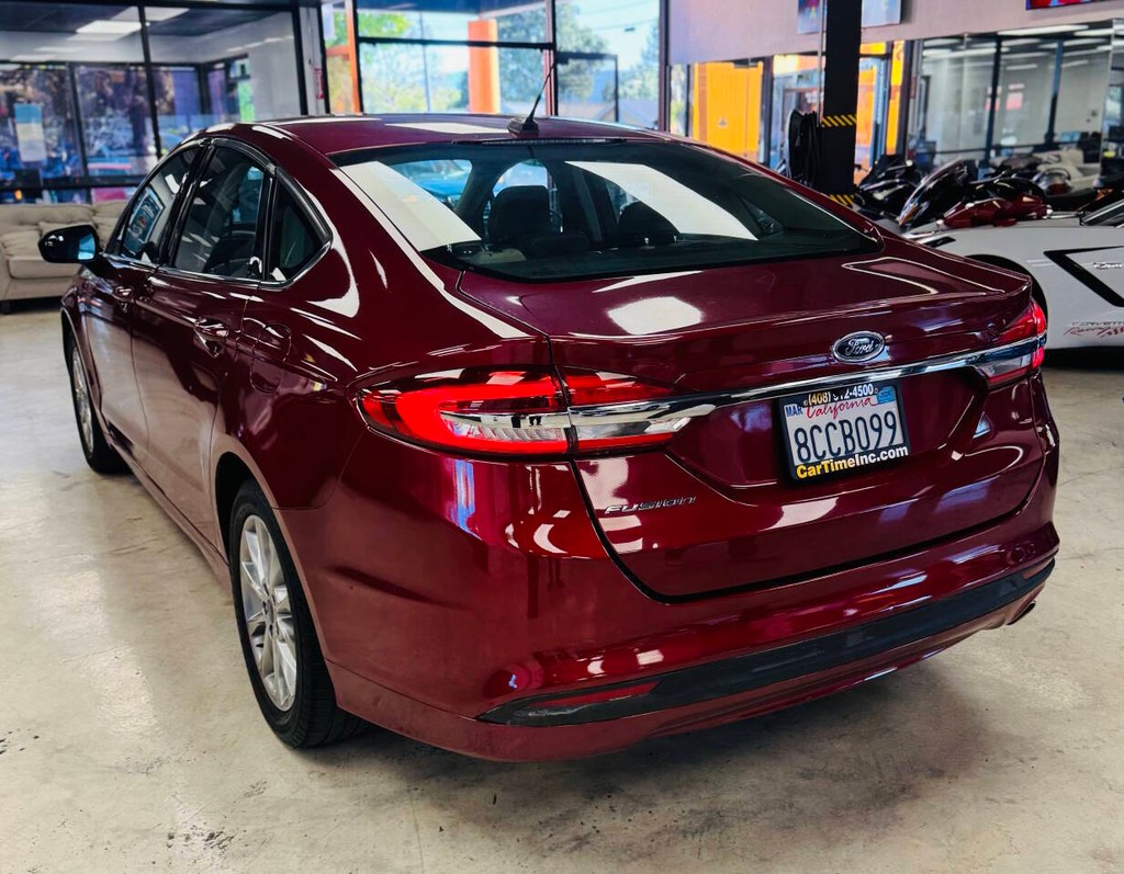 Ford Fusion Vehicle Full-screen Gallery Image 08