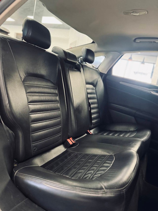 Ford Fusion Vehicle Full-screen Gallery Image 15