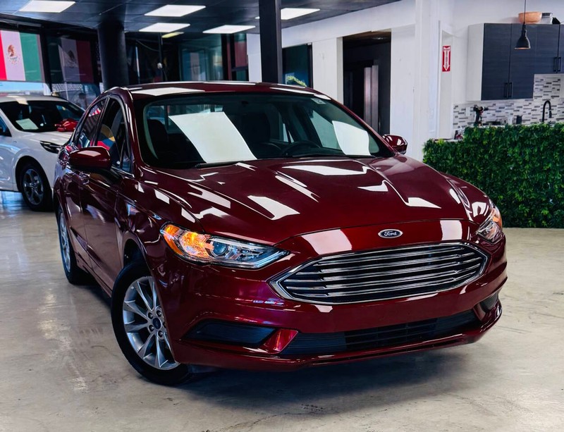 Ford Fusion Vehicle Full-screen Gallery Image 03