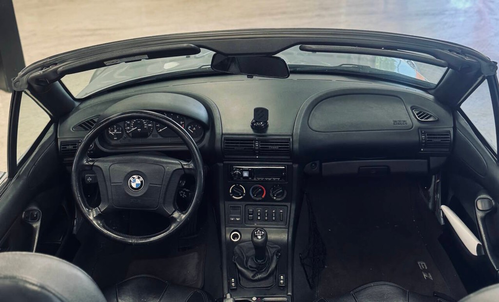 BMW Z3 Vehicle Full-screen Gallery Image 12