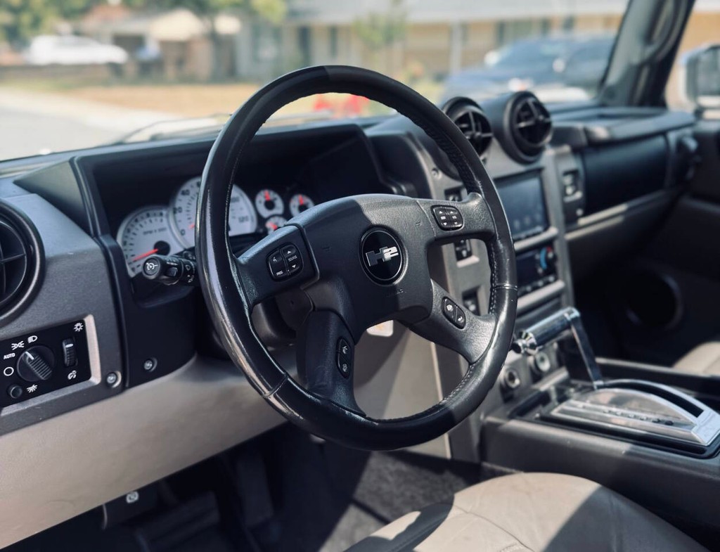 HUMMER H2 Vehicle Full-screen Gallery Image 09