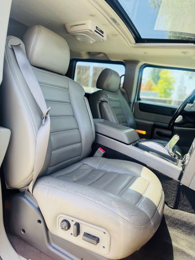 HUMMER H2 Vehicle Full-screen Gallery Image 13