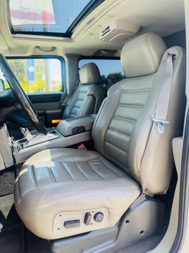 HUMMER H2 Vehicle Full-screen Gallery Image 14