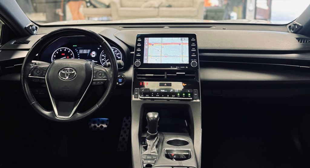 Toyota Avalon Vehicle Full-screen Gallery Image 12