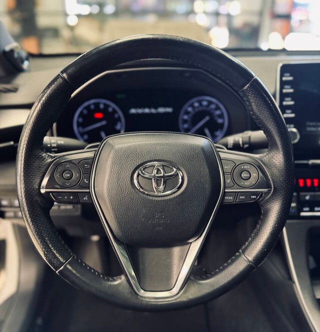 Toyota Avalon Vehicle Full-screen Gallery Image 09