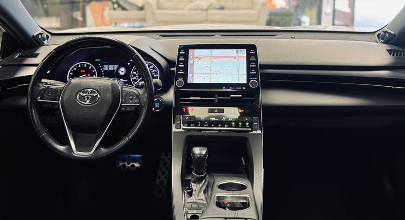 Toyota Avalon Vehicle Full-screen Gallery Image 12