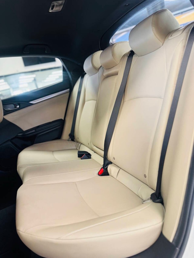 Honda Civic Hatchback Vehicle Full-screen Gallery Image 13