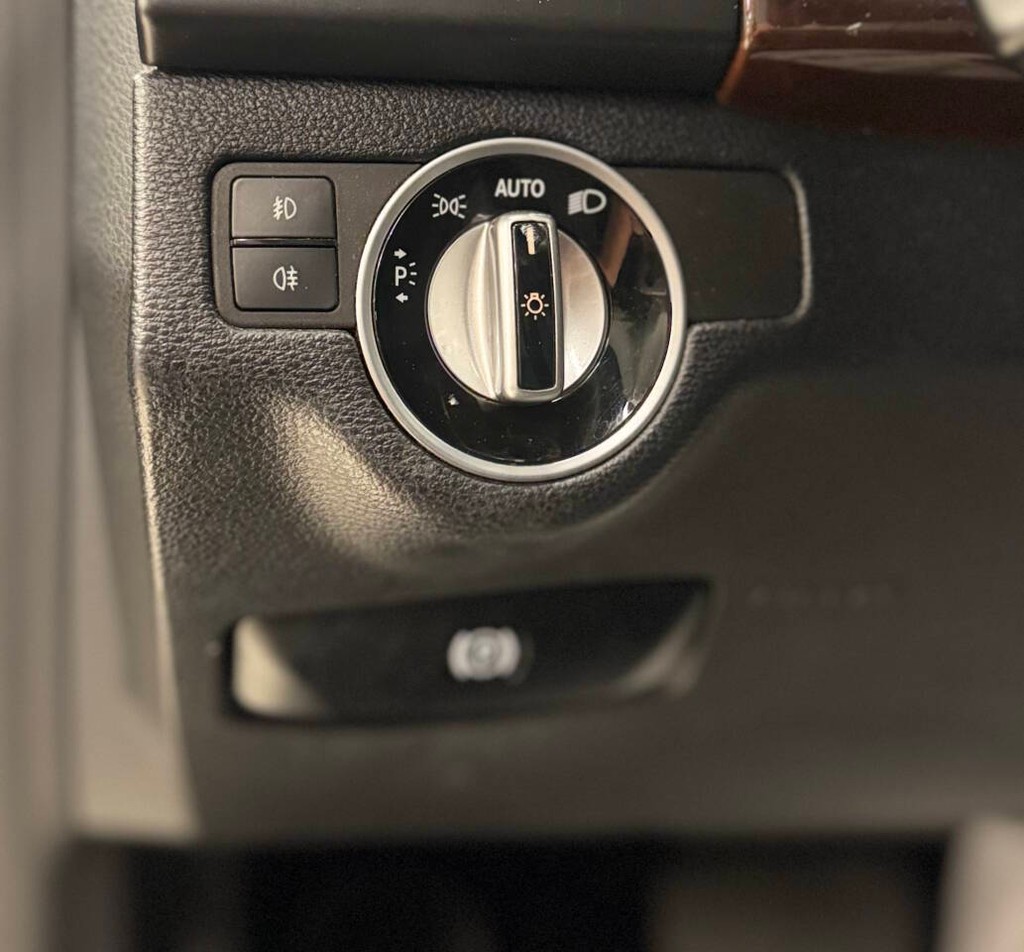 Mercedes-Benz GLK-Class Vehicle Full-screen Gallery Image 13