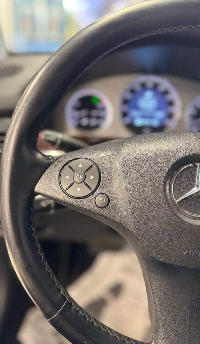 Mercedes-Benz GLK-Class Vehicle Full-screen Gallery Image 16