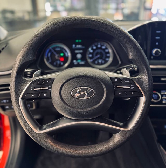 Hyundai Sonata Hybrid Vehicle Full-screen Gallery Image 09