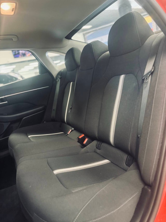 Hyundai Sonata Hybrid Vehicle Full-screen Gallery Image 13