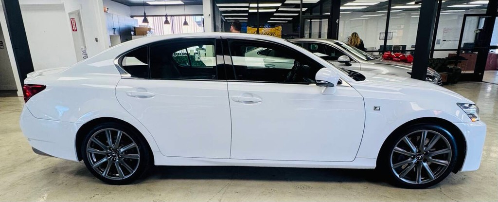 Lexus GS 350 Vehicle Full-screen Gallery Image 03