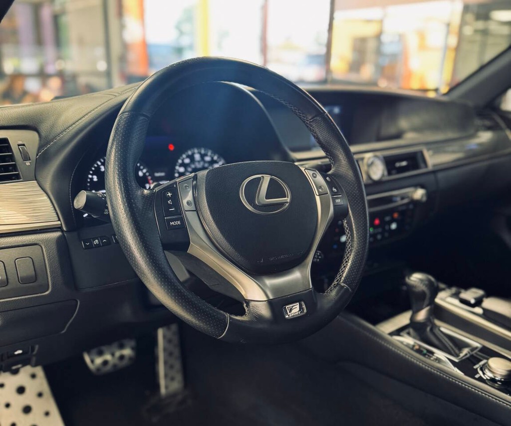Lexus GS 350 Vehicle Full-screen Gallery Image 10