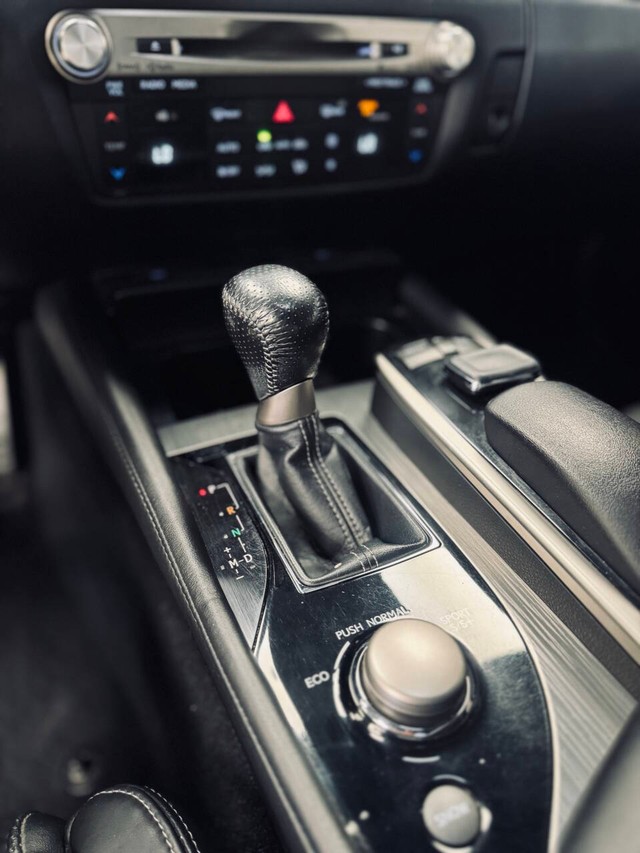 Lexus GS 350 Vehicle Full-screen Gallery Image 10