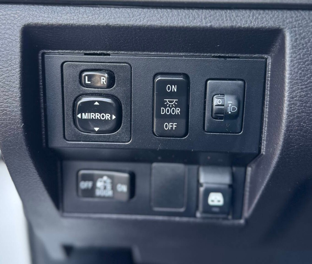 Toyota Tundra Vehicle Full-screen Gallery Image 15
