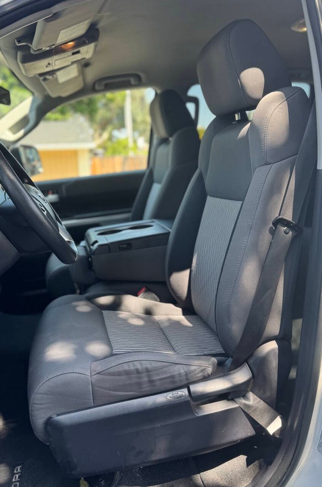 Toyota Tundra Vehicle Full-screen Gallery Image 19