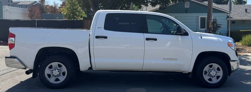 Toyota Tundra Vehicle Full-screen Gallery Image 06