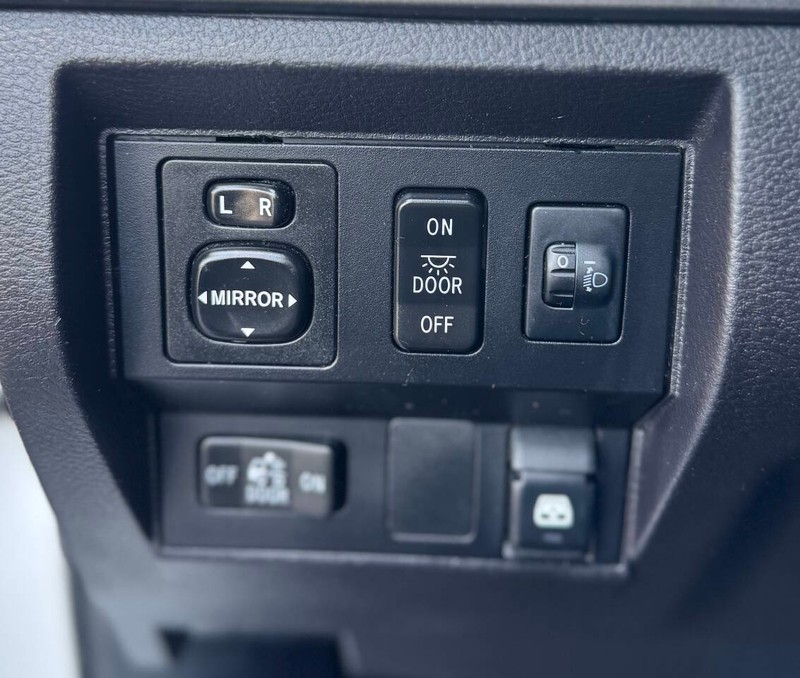 Toyota Tundra Vehicle Full-screen Gallery Image 15