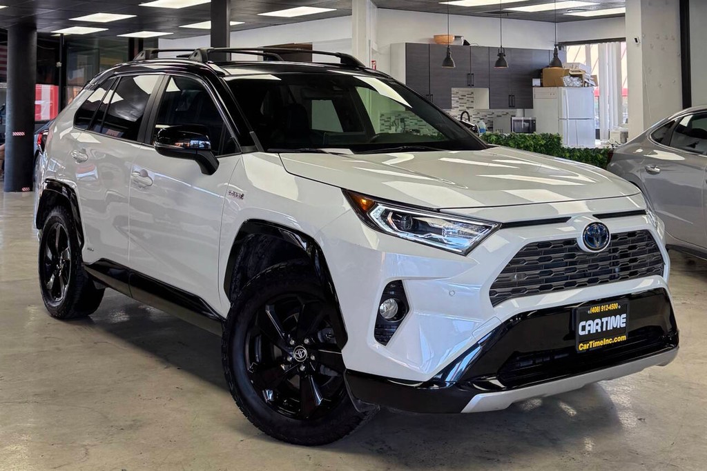 Toyota RAV4 Hybrid Vehicle Full-screen Gallery Image 02