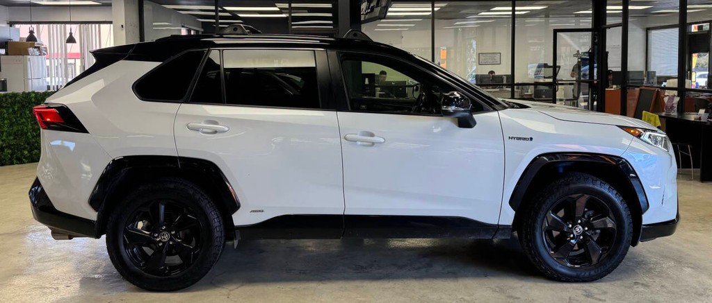 Toyota RAV4 Hybrid Vehicle Full-screen Gallery Image 04