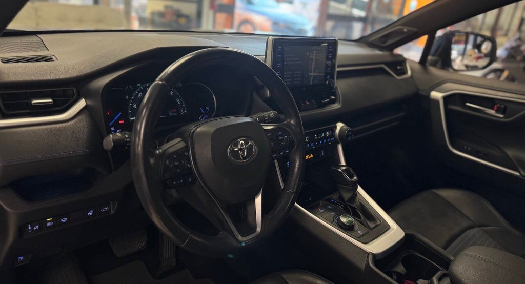 Toyota RAV4 Hybrid Vehicle Full-screen Gallery Image 15