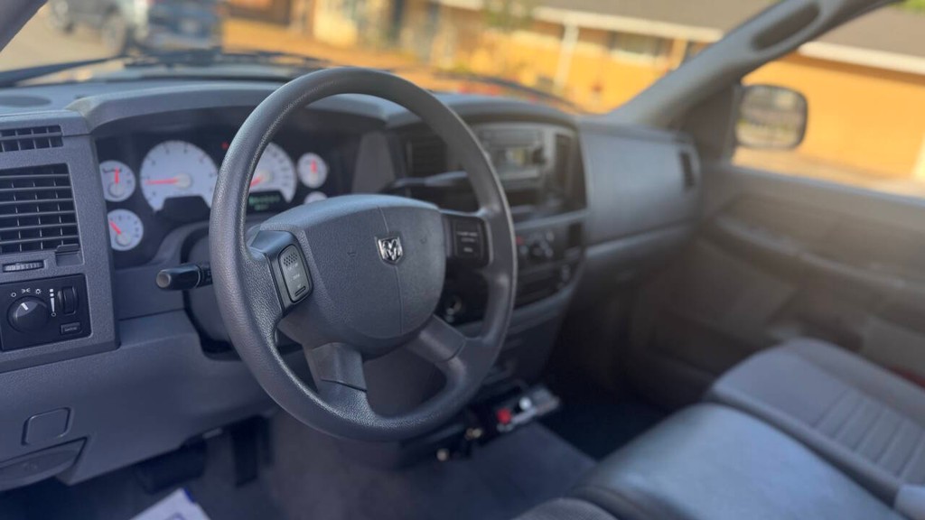 Dodge Ram 2500 Vehicle Full-screen Gallery Image 12