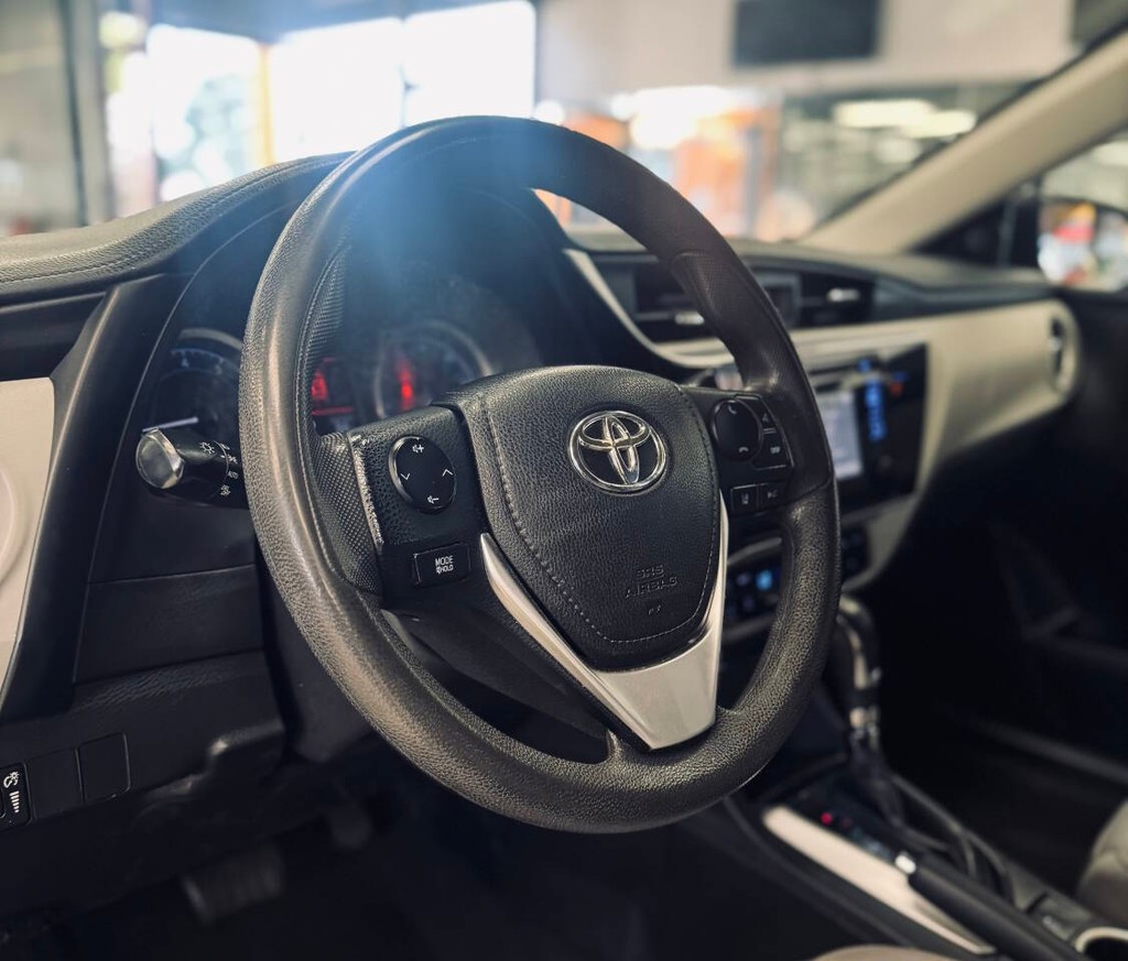Toyota Corolla Vehicle Full-screen Gallery Image 10