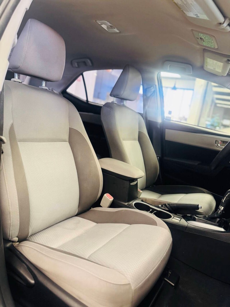 Toyota Corolla Vehicle Full-screen Gallery Image 13