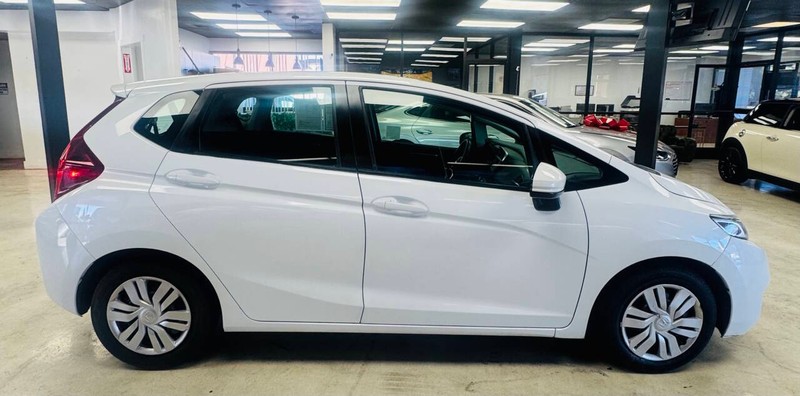Honda Fit Vehicle Full-screen Gallery Image 05