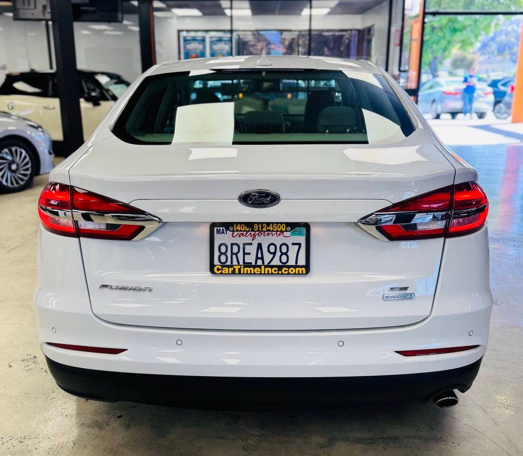 Ford Fusion Vehicle Full-screen Gallery Image 03