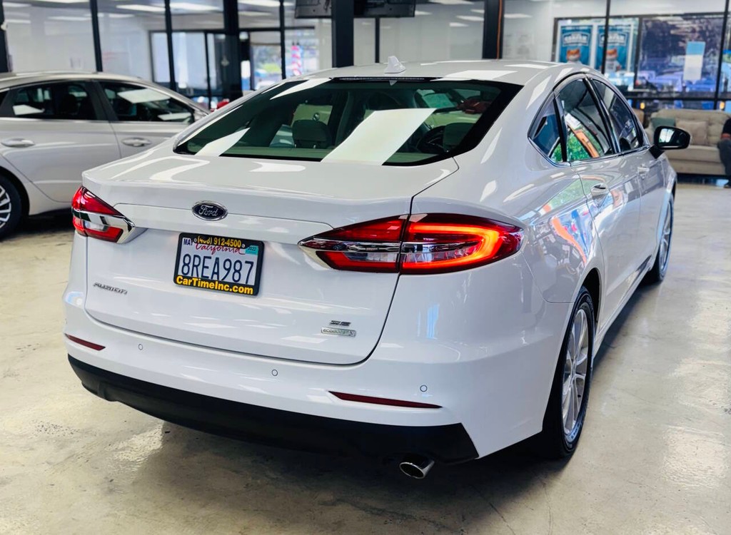 Ford Fusion Vehicle Full-screen Gallery Image 06