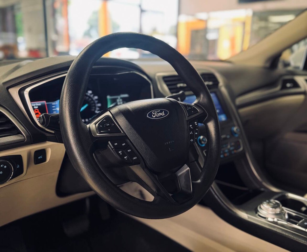 Ford Fusion Vehicle Full-screen Gallery Image 08