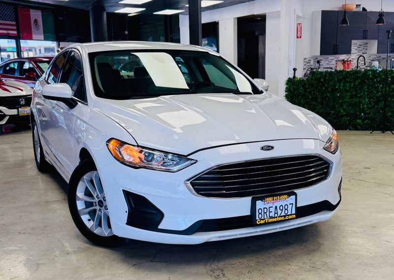 Ford Fusion Vehicle Full-screen Gallery Image 02