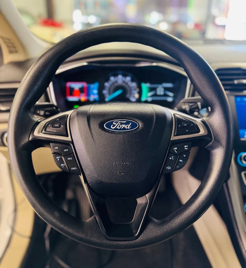 Ford Fusion Vehicle Full-screen Gallery Image 09