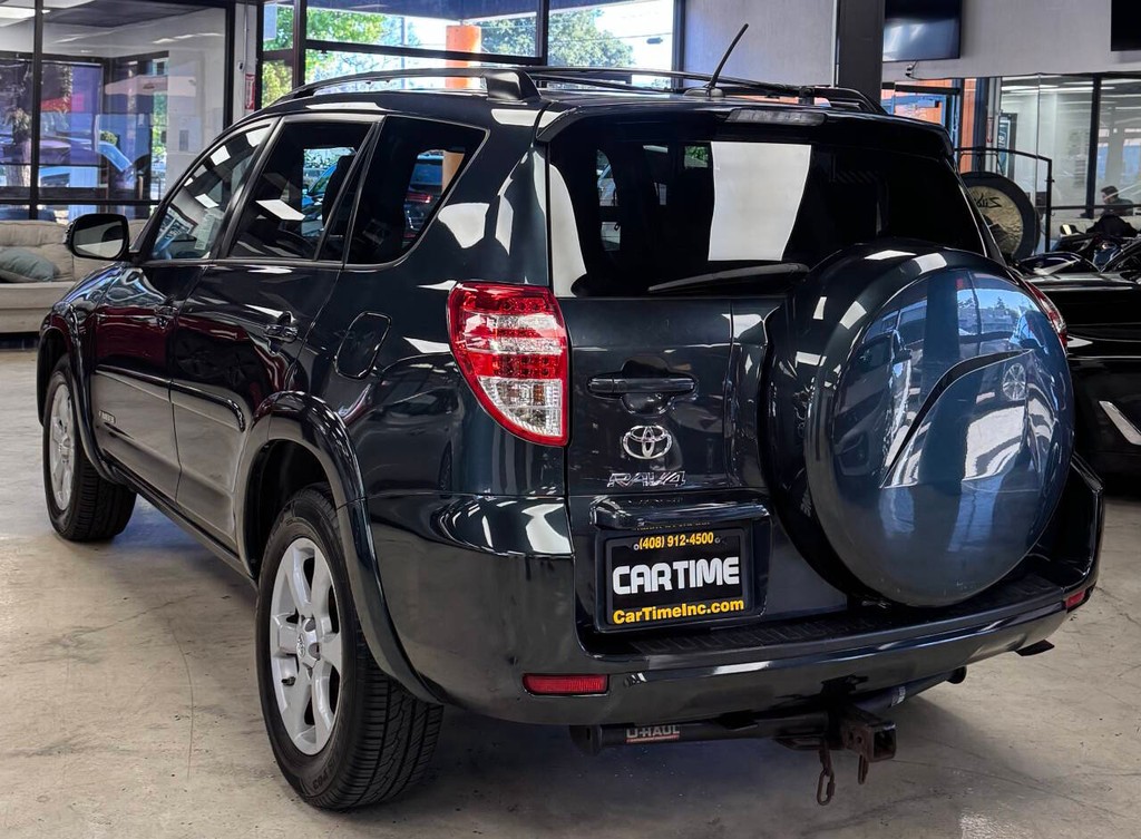 Toyota RAV4 Vehicle Full-screen Gallery Image 09