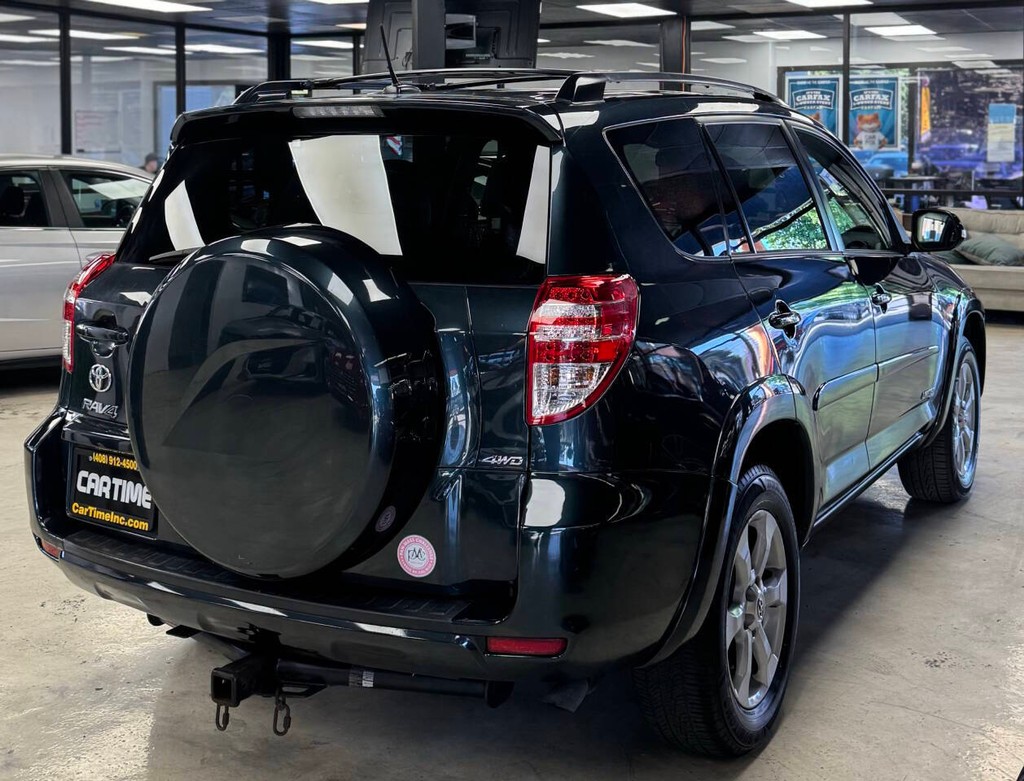 Toyota RAV4 Vehicle Full-screen Gallery Image 11