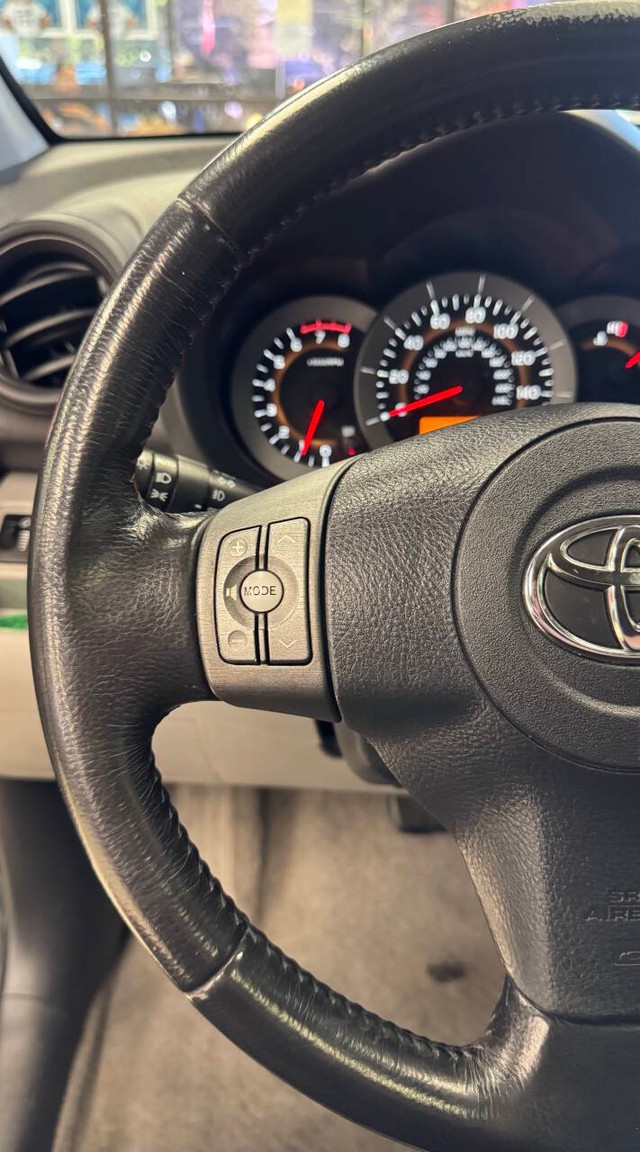 Toyota RAV4 Vehicle Full-screen Gallery Image 12