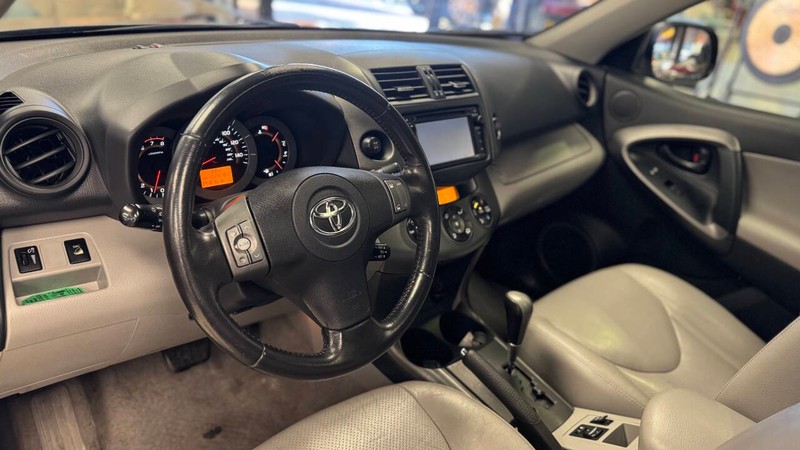 Toyota RAV4 Vehicle Full-screen Gallery Image 15