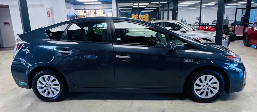 Toyota Prius Plug-In Vehicle Full-screen Gallery Image 02