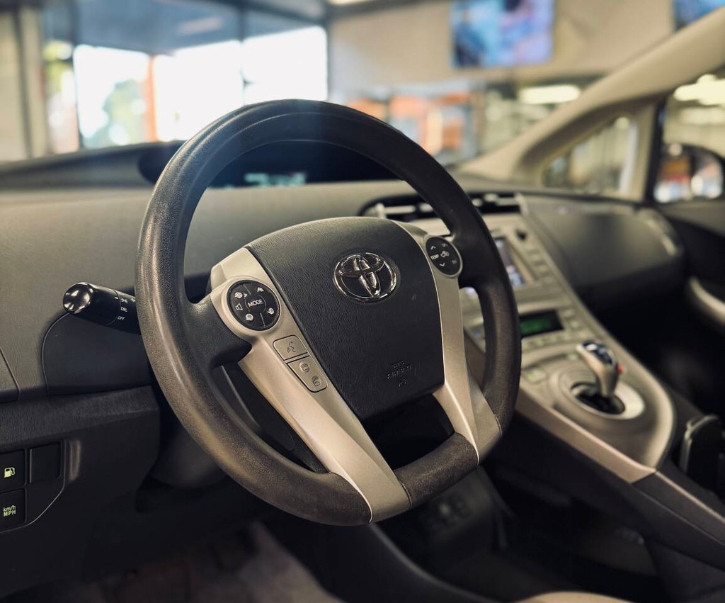 Toyota Prius Plug-In Vehicle Full-screen Gallery Image 08