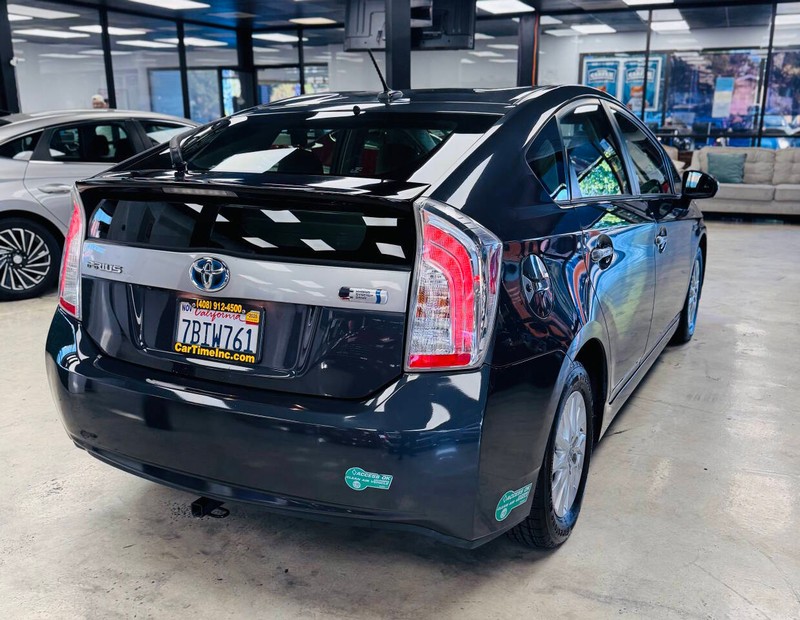 Toyota Prius Plug-In Vehicle Full-screen Gallery Image 07