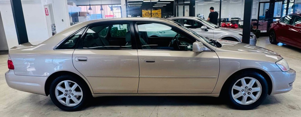 Toyota Avalon Vehicle Full-screen Gallery Image 02