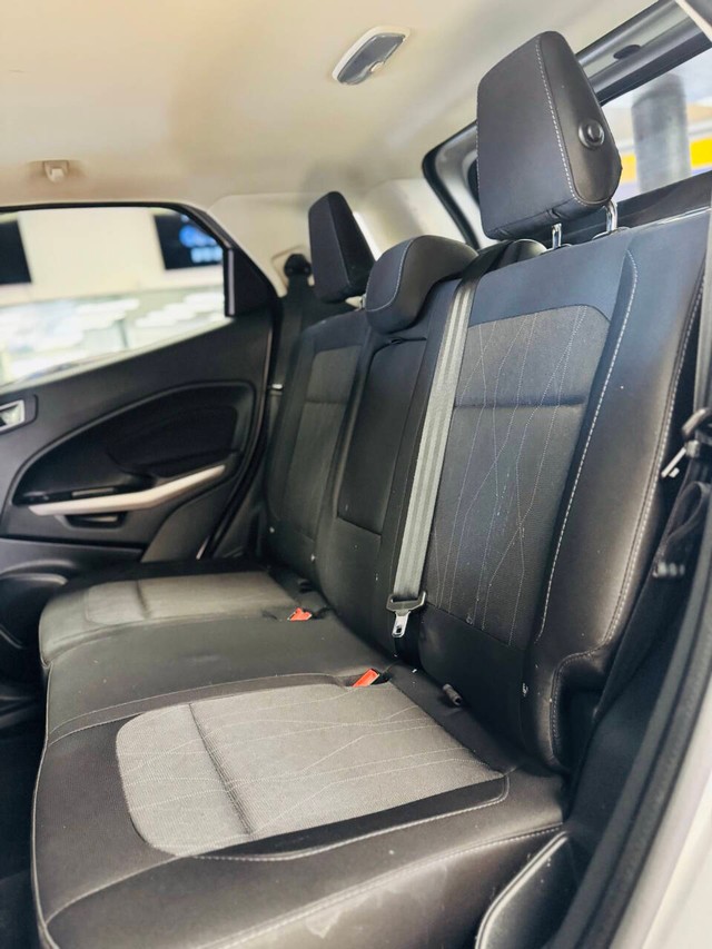 Ford EcoSport Vehicle Full-screen Gallery Image 16