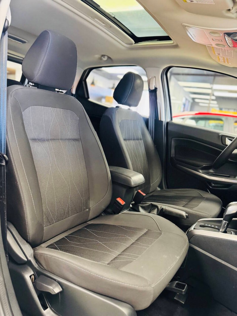 Ford EcoSport Vehicle Full-screen Gallery Image 14