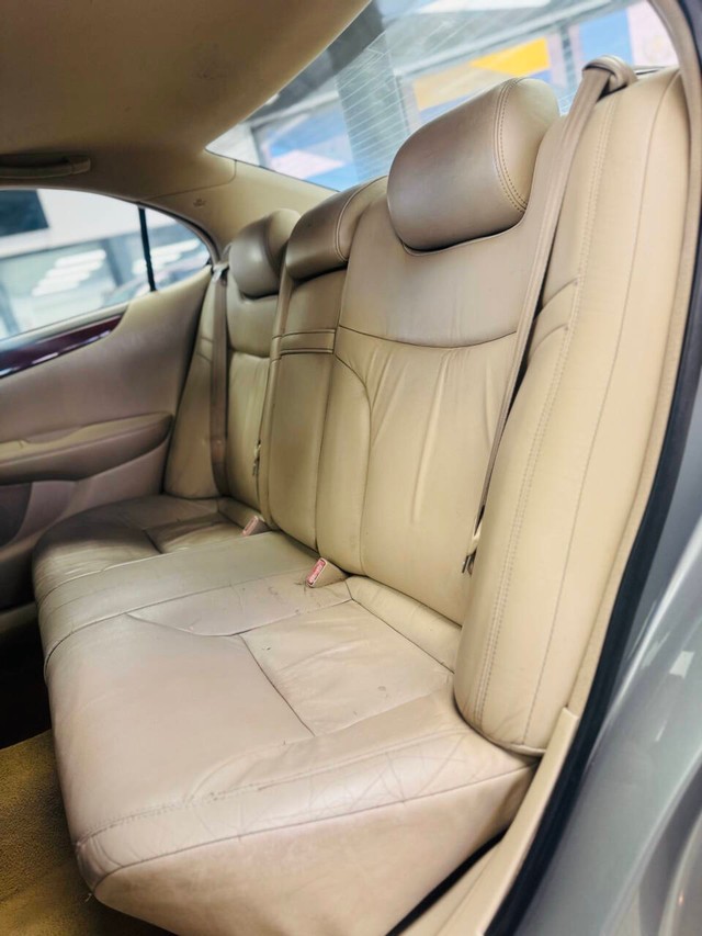 Lexus ES 300 Vehicle Full-screen Gallery Image 14