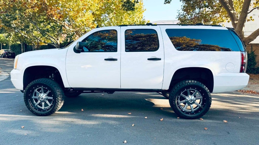 GMC Yukon XL Vehicle Full-screen Gallery Image 02