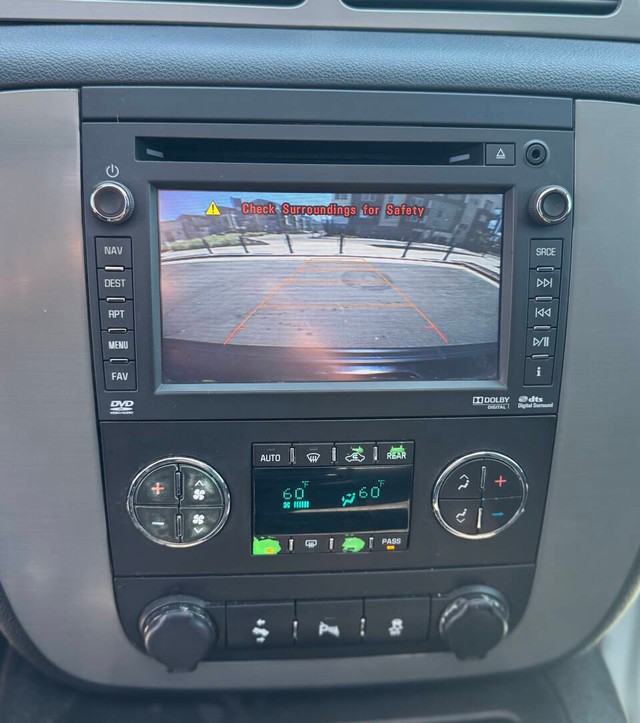 GMC Yukon XL Vehicle Full-screen Gallery Image 11