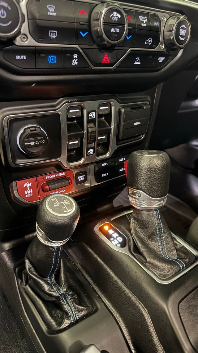 Jeep Wrangler Unlimited Vehicle Full-screen Gallery Image 16